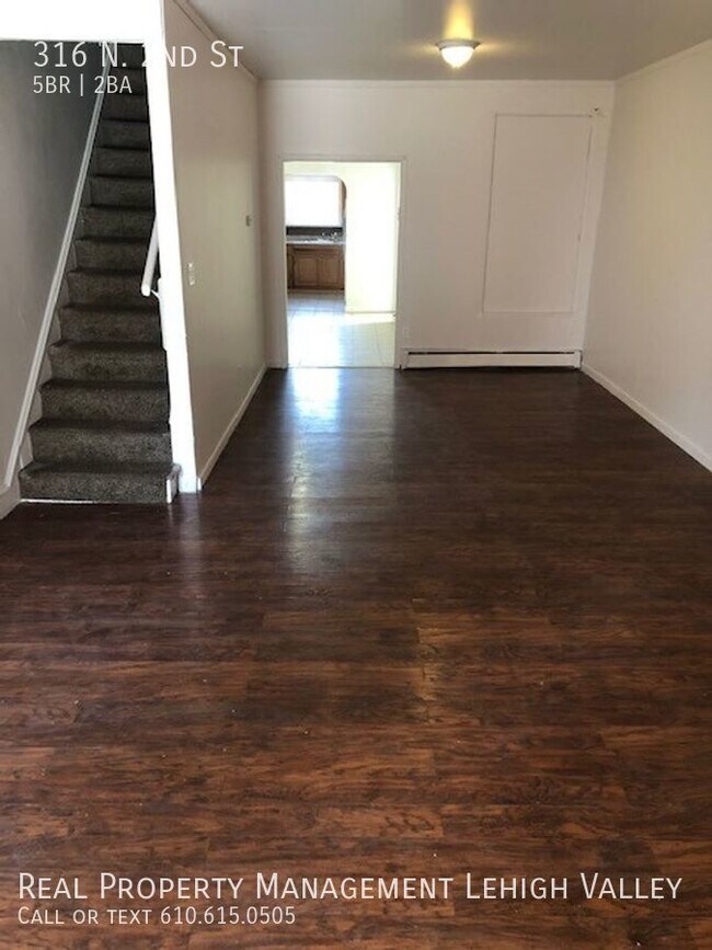 Foto del edificio - 5 Bedroom, 2 Full Bathroom Spacious Living