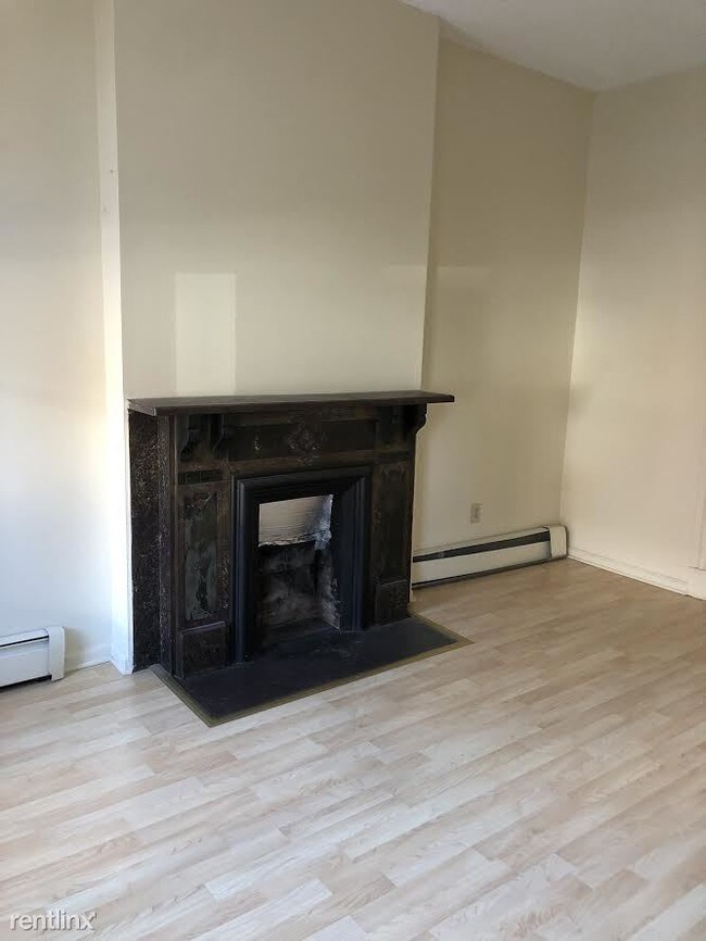 Building Photo - 2 br, 1 bath  - 135 Howe St Apt A A
