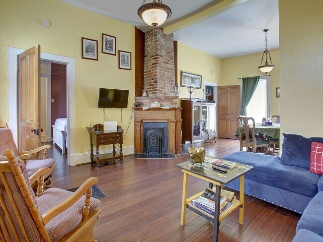 Building Photo - Historic 2 Bedroom Uptown Duplex in New Or...