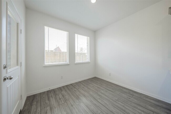 Foto del edificio - 5929 Priory Dr