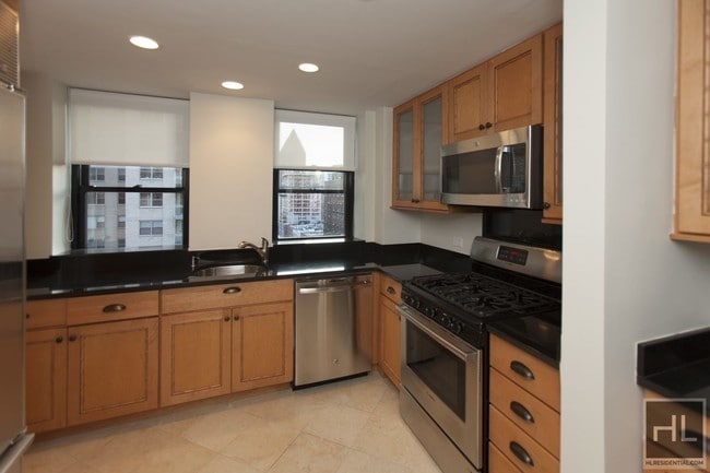 Building Photo - 400 E 57th St