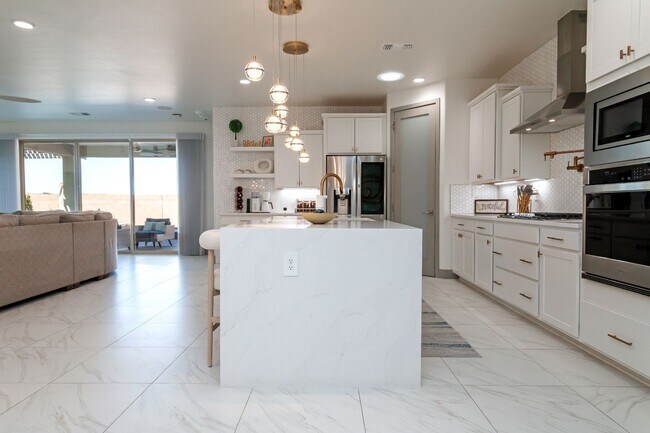 Foto del edificio - Nearly new, exquisitely upgraded- Inground...