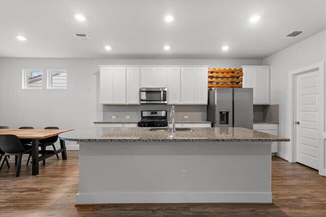 Foto del edificio - 7106 Silver Star Ln