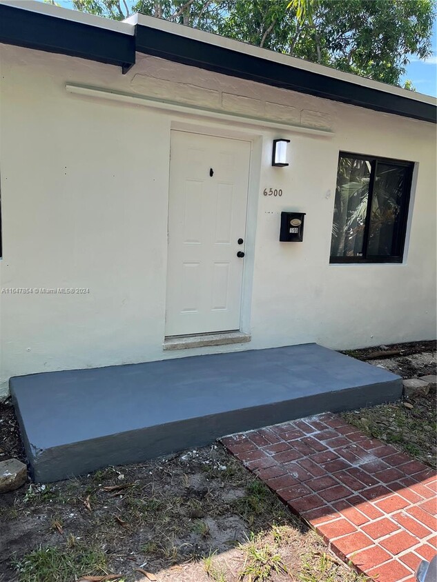 Foto principal - 6500 SW 58th Pl