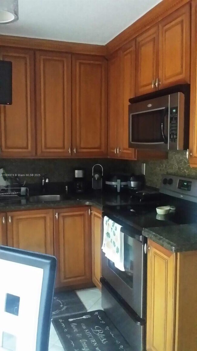 Foto del edificio - 680 NW 82nd Pl