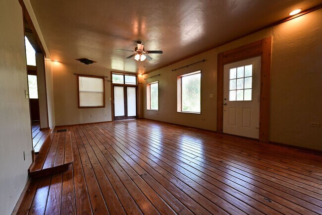 Building Photo - (4) Bed/(2) Bath SE Norman! Country Living!