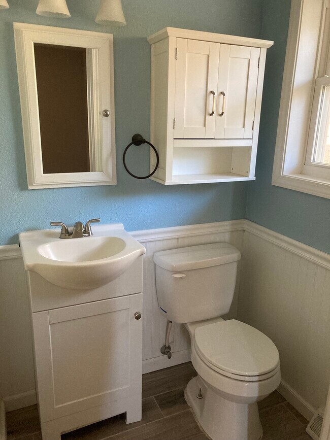 Bath - 1211 Pondarosa Dr