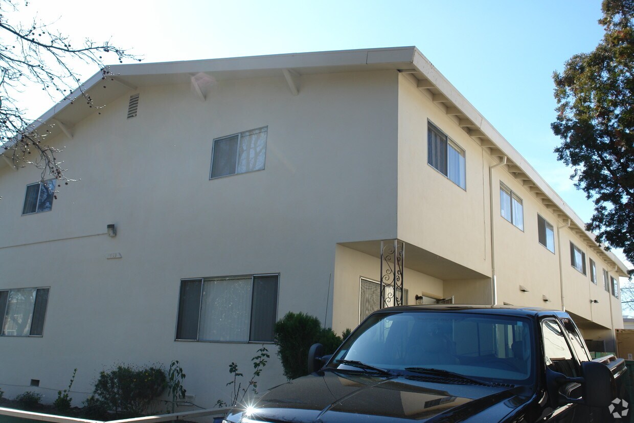 Building Photo - 1059 Roewill Dr