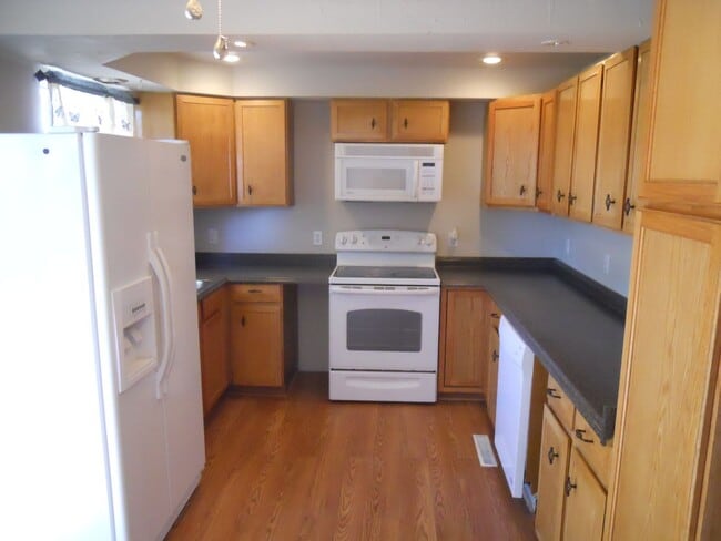 Building Photo - ALL PROSPECTIVE TENANTS MUST SUBMIT A $58 NON-REFUNDABLE APPLICATION FEE PER APPLICANT ONLINE AND...