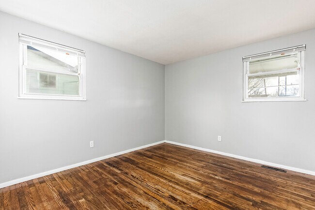 Building Photo - 868 Harwood Dr