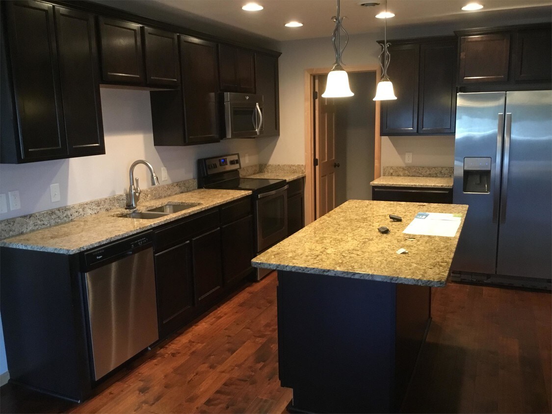 2808 40th Ave SE, Mandan, ND 58554 Townhome Rentals in Mandan ND