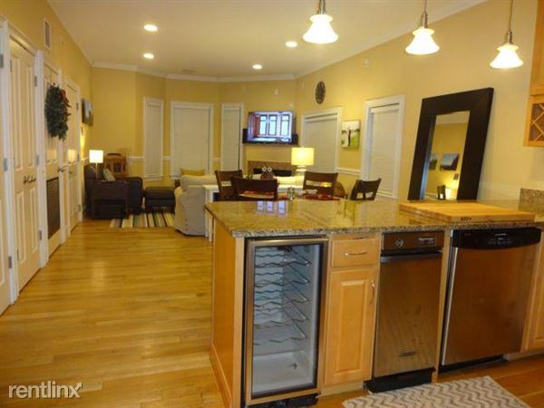 Building Photo - 560 E 8th St