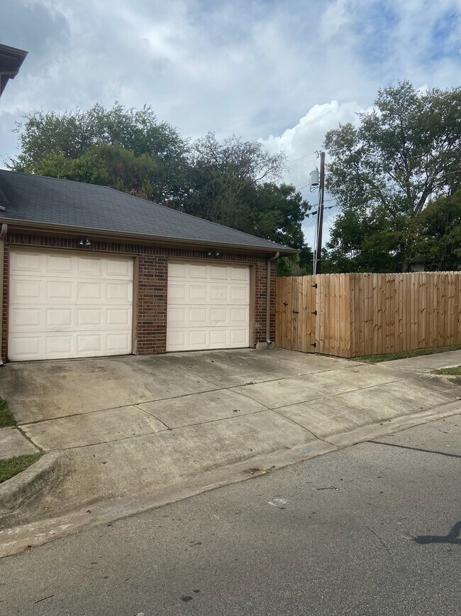 Foto del edificio - 3329 Hanger Ave