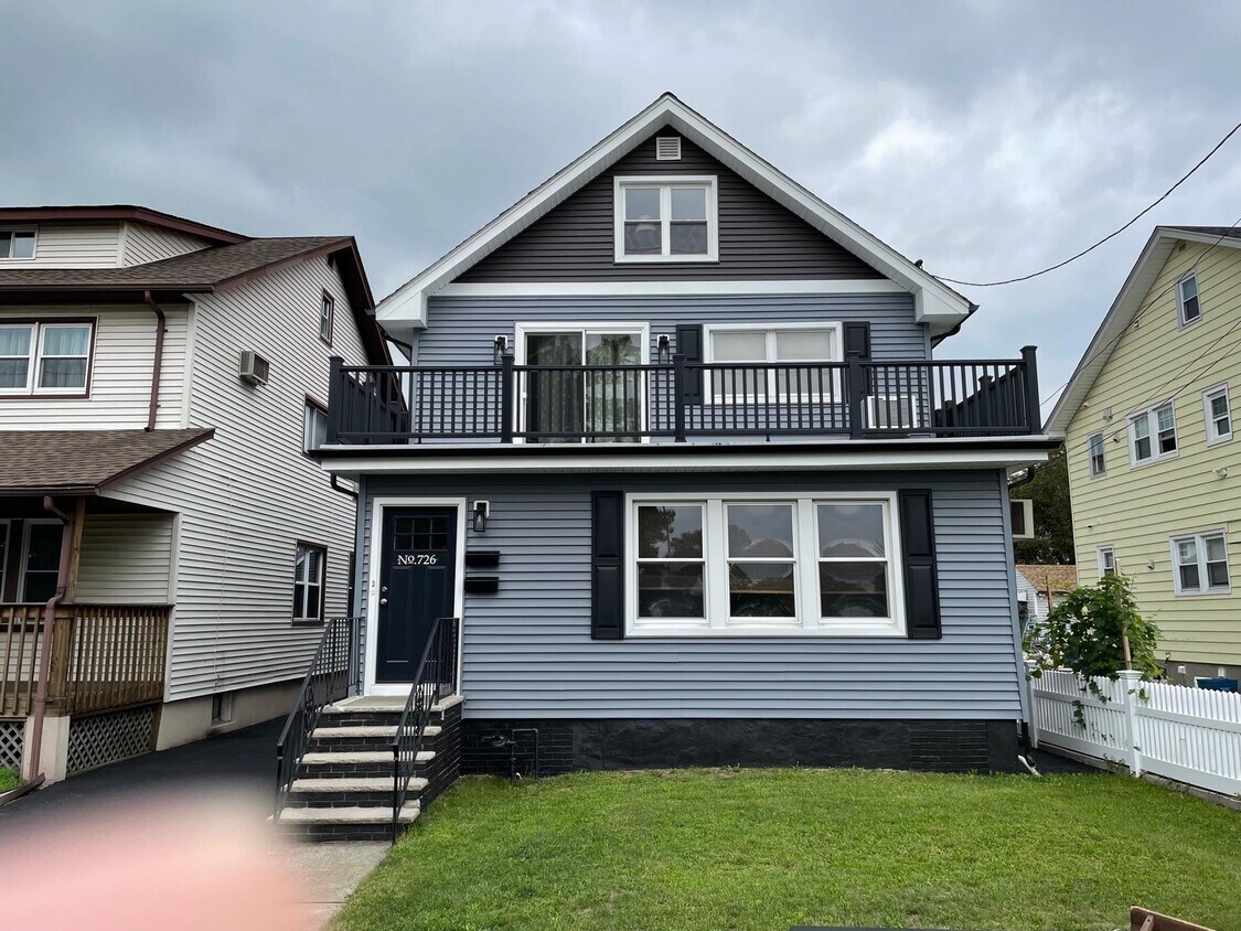 Foto principal - 726 Kingsland Ave