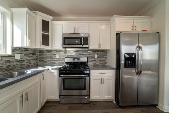 Building Photo - 633 N Berendo St