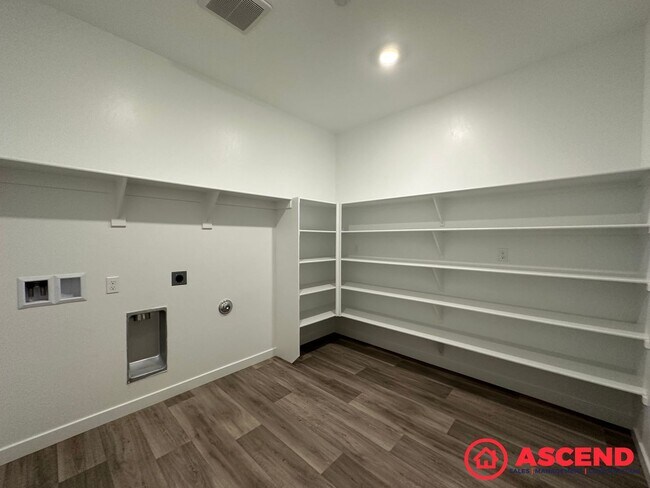 Foto del edificio - 4 Bedroom Home in Gossamer Grove!