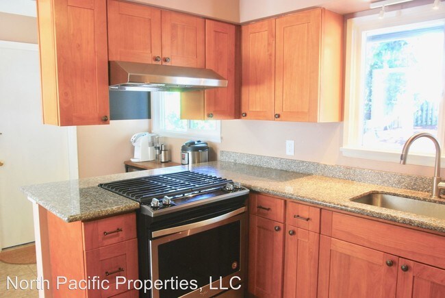 Building Photo - 4 br, 2 bath House - 1310 N 165th St