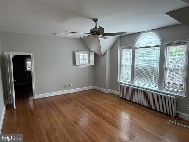 Foto del edificio - 4905 Montgomery Ln