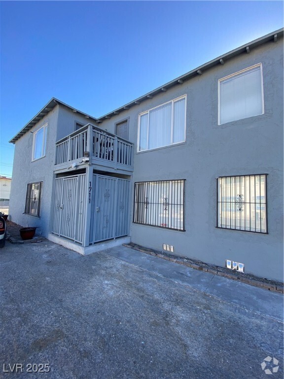 Building Photo - 1711 Santa Paula Dr