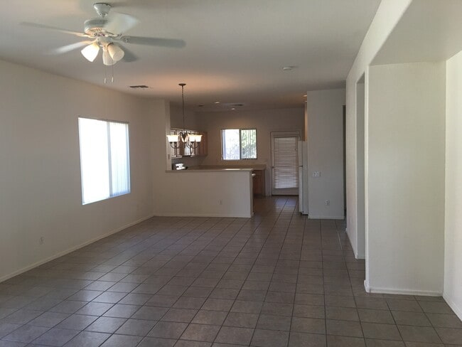 Foto del edificio - Phoenix 4 Bed & 2 Bath Single Story Split Floorplan