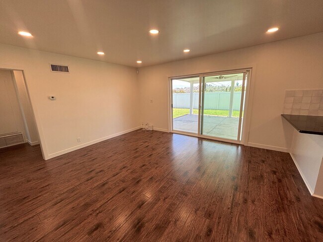Foto del edificio - 4 Bedroom home located in beautiful La Habra neighborhood