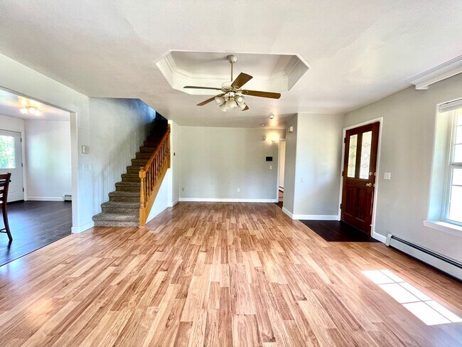 Building Photo - 3 bedroom, 2.5 bathroom Home, Pet friendly...