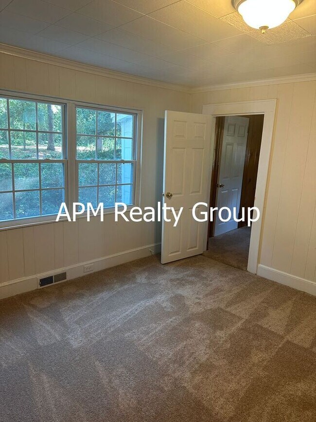 Building Photo - Private Country Feel Close to Downtown