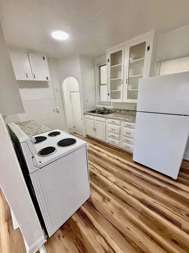 Foto del edificio - Charming, single-family, 4 bed / 1.5 bath home on W Pine St