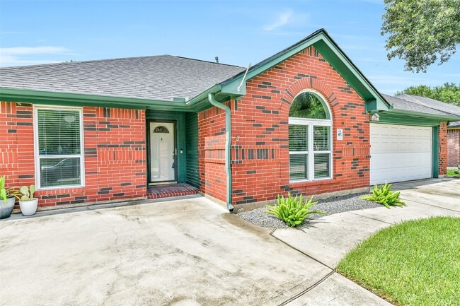 Building Photo - 515 Valley Dr