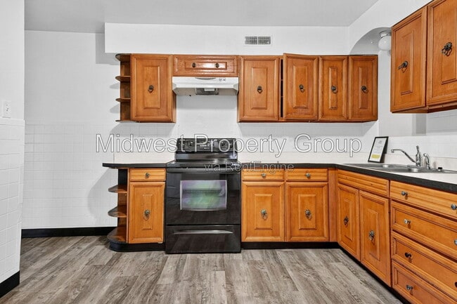 Building Photo - 8327 Sunbury Ave