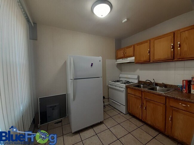 Building Photo - 1525 University Avenue - 7