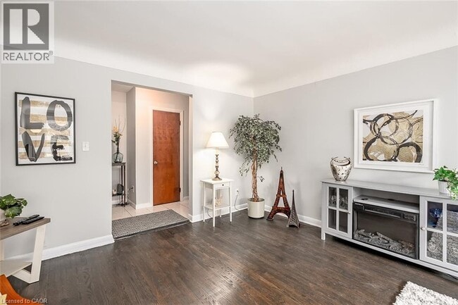 Building Photo - 2128 Harris Crescent