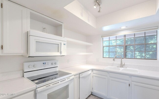 Foto del edificio - 5950 N 78th St