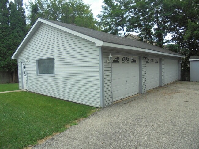 Building Photo - 3693 Grandview Ave