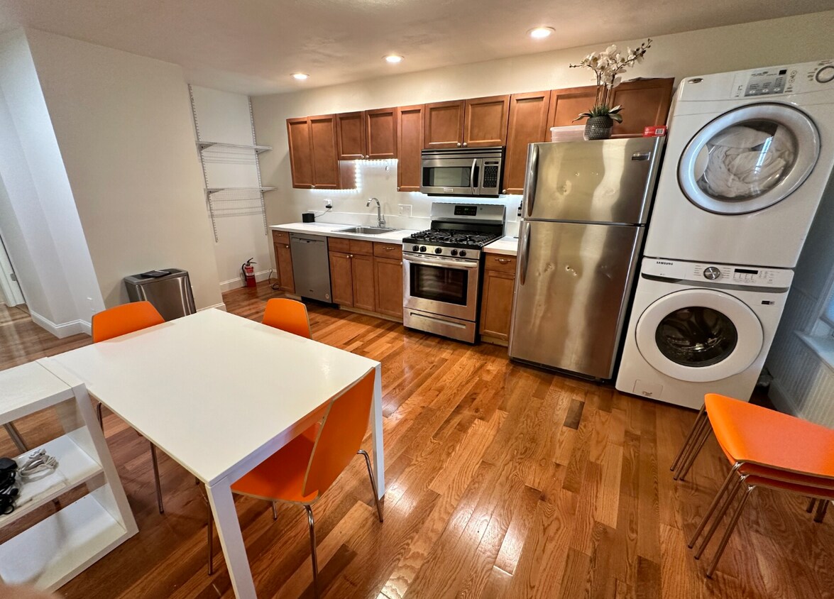 Primary Photo - 130 W 8th St