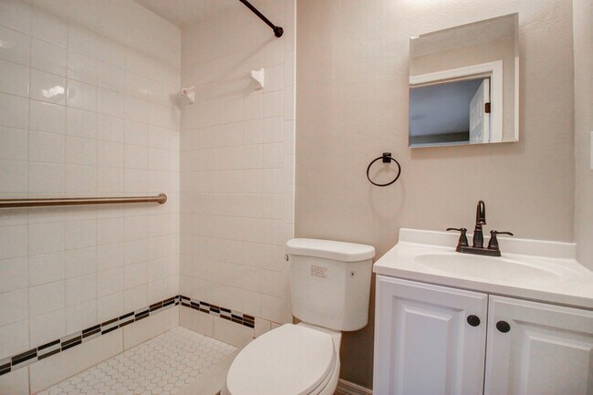 Foto del edificio - 7135 Brentwood Dr