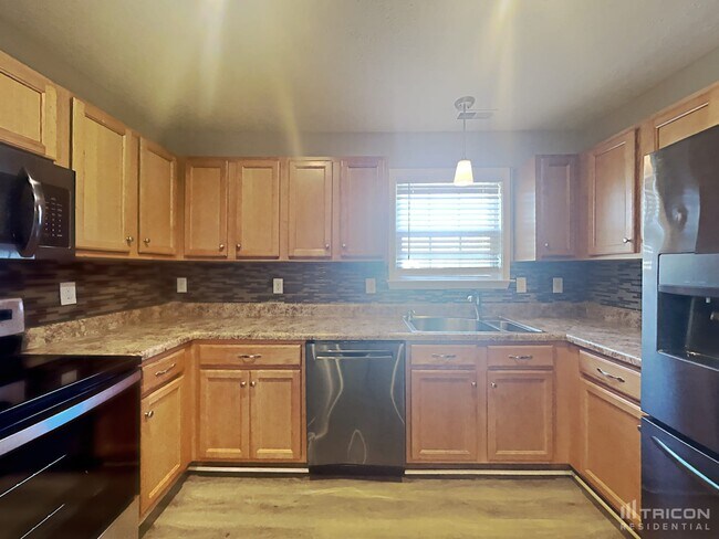 Building Photo - 901 Laramie Ct