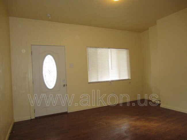 Foto del edificio - 4315 Bristol St
