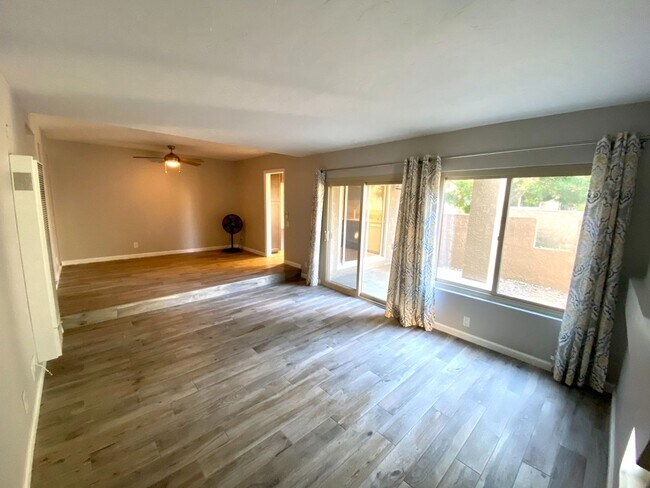 Foto del edificio - Large One Bedroom For Rent - Huntington Beach