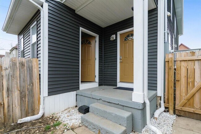 Foto del edificio - Modernized 2nd Floor Apartment in Franklinton – Your Urban Oasis Awaits!