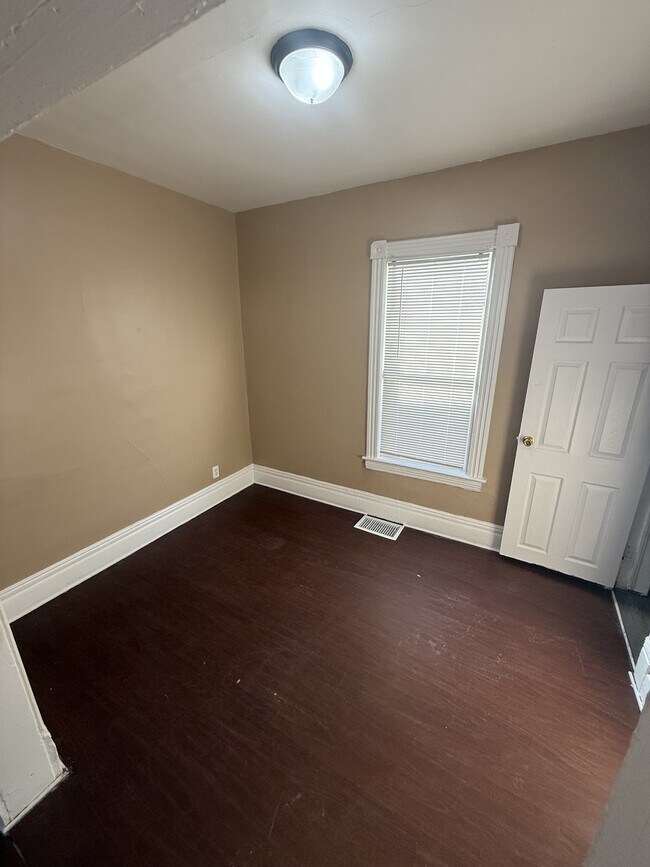 Building Photo - 733 Sherburne Ave