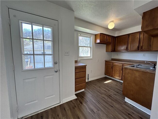 Foto del edificio - 634 Cove Rd