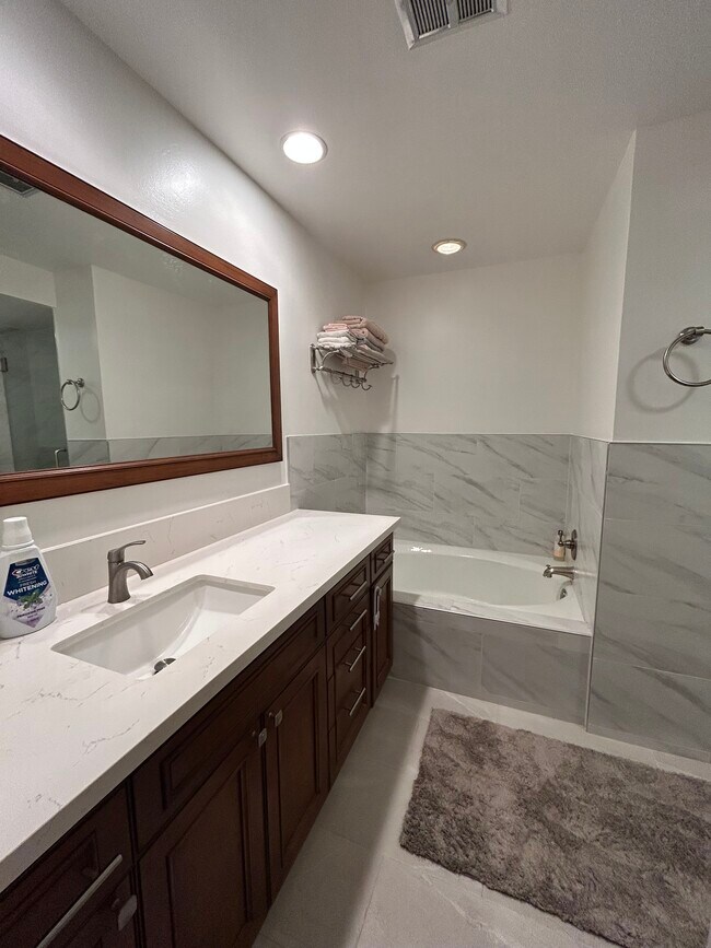 Main bathroom - 11911 Magnolia Blvd