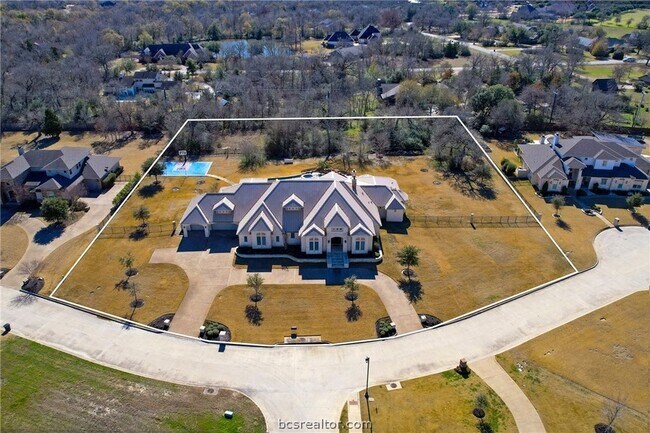 Building Photo - 8808 Queens Ct