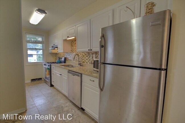 Building Photo - 3 br, 1 bath House - 2730 E Locust St