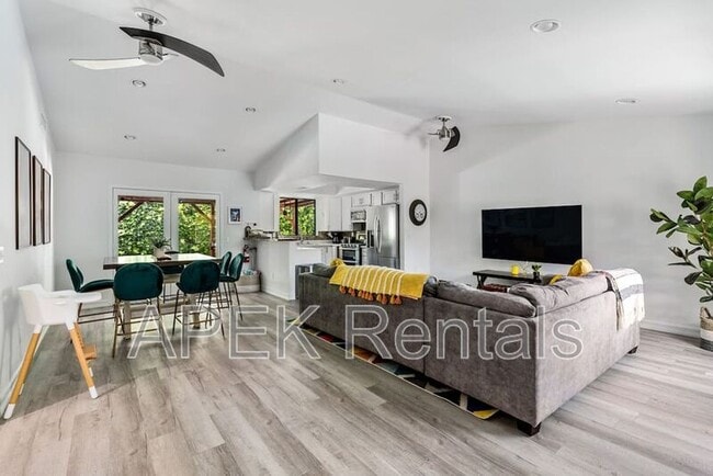 Foto del edificio - 2184 E Powell Rd