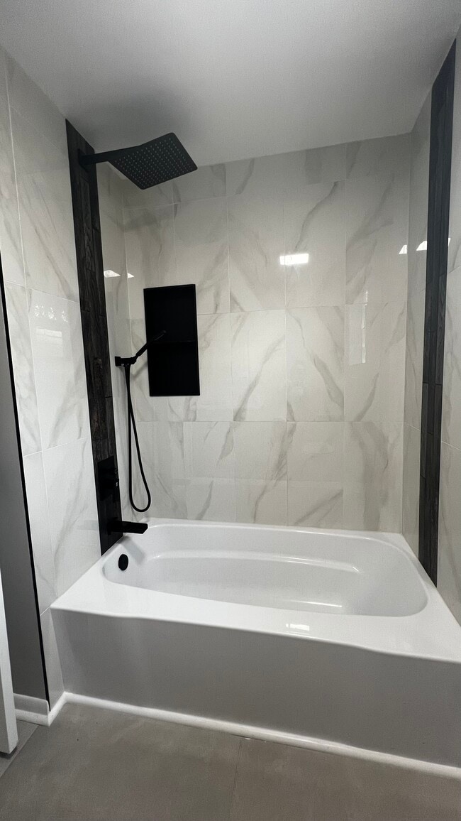 Building Photo - 552 Manistee Ave