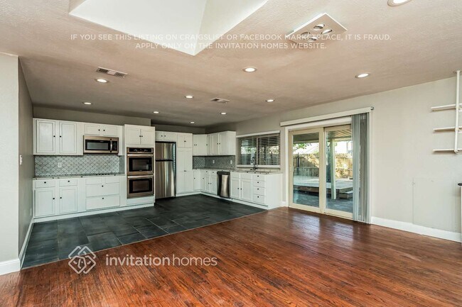 Foto del edificio - 5001 Thompson Dr