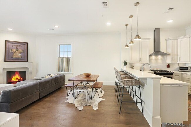 Foto del edificio - 8211 Village Plaza Ct