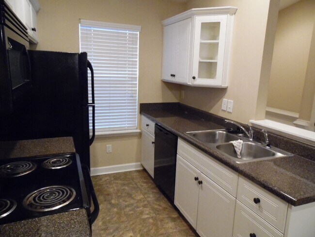 Building Photo - Stunning end unit townhouse near Augusta N...